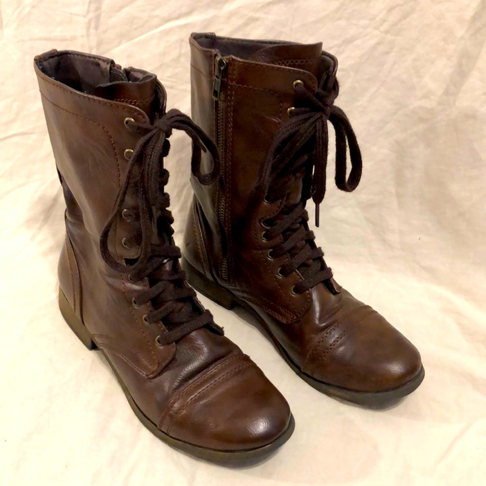 Cute Women’s medium height boots, 8